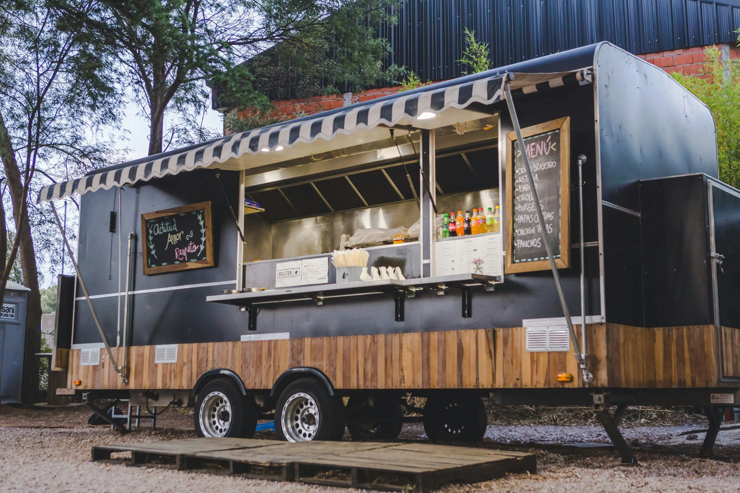 Descubriendo los secretos de los Food Trucks del Barrio Sur: Gastronomía sobre ruedas